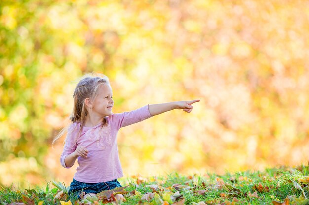 Adorable petite fille au beau jour d'automne en plein air