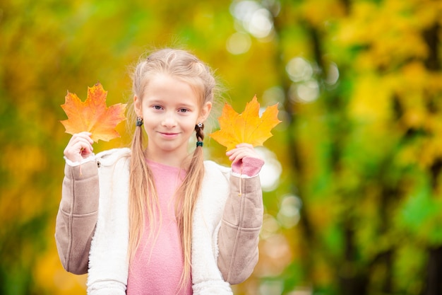 Adorable petite fille au beau jour d'automne en plein air