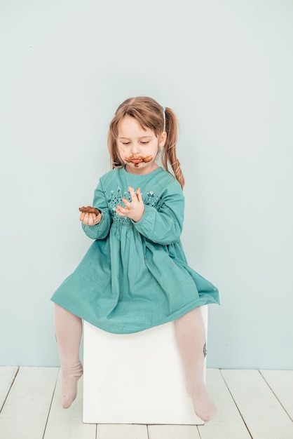 Adorable petite fille au visage recouvert de chocolat.