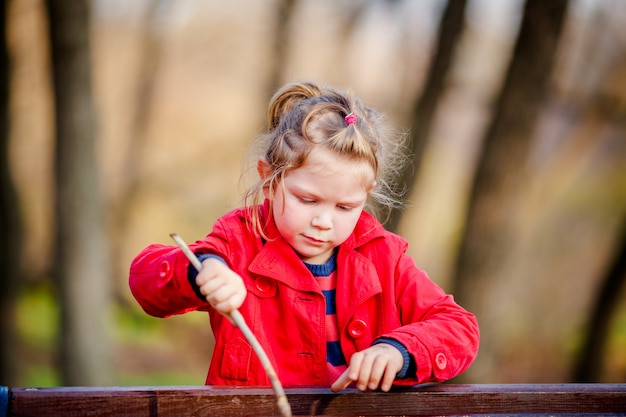 Adorable petite fille en bas âge