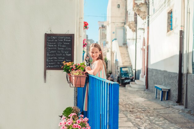 Adorable petite fille dans une ville européenne