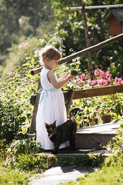 Adorable petite fille à l'extérieur