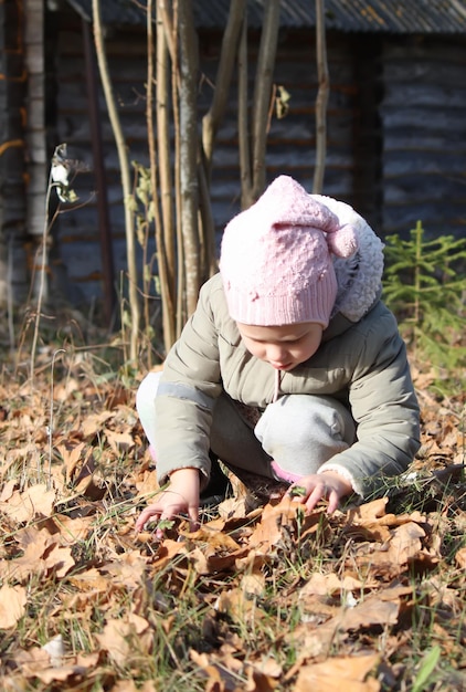 Adorable petite fille à l&#39;extérieur