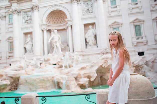 Adorable petite fille fond Fontaine de Trevi, Rome, Italie.