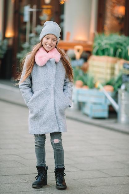 Adorable petite fille heureuse à l'extérieur dans la ville européenne.