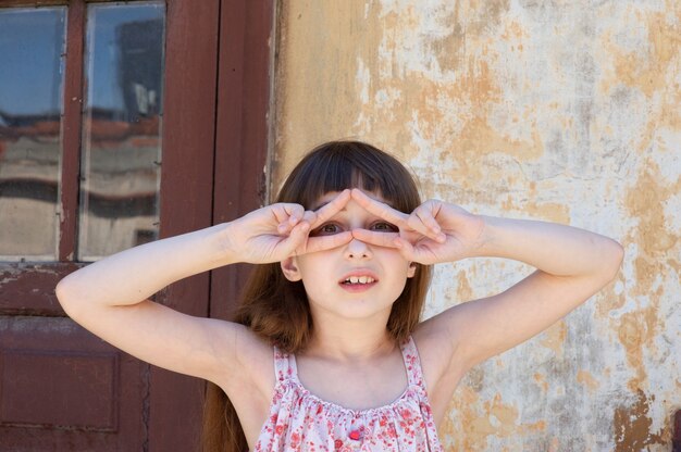 Adorable petite fille heureuse à l'extérieur. Portrait d'enfant caucasien profiter de l'été. Une fille de 9 ans