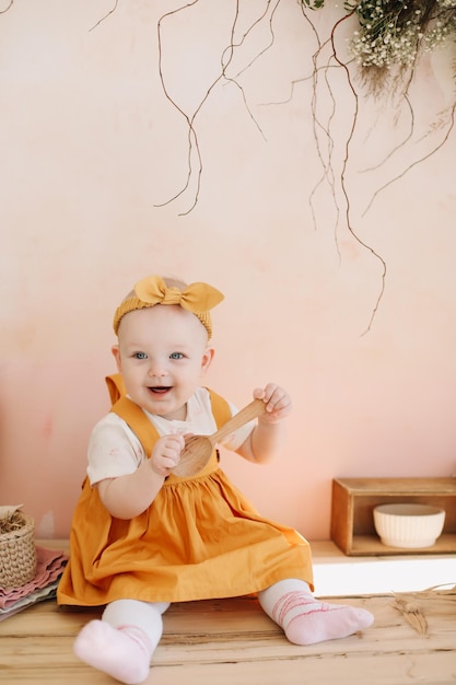 Adorable petite fille heureuse jouant dans une pièce ensoleillée Portrait d'un enfant heureux à la maison