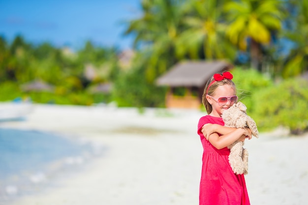 Adorable petite fille jouant avec des jouets pendant les vacances à la plage