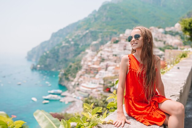 Adorable petite fille sur une journée d'été chaude et ensoleillée dans la ville de Positano en Italie