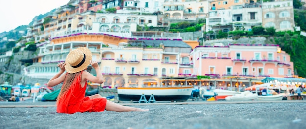 Photo adorable petite fille sur une journée d'été chaude et ensoleillée dans la ville de positano en italie