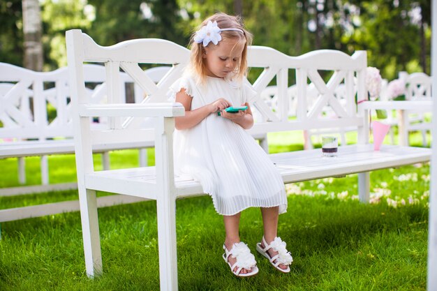 Adorable petite fille lors d'une cérémonie de mariage