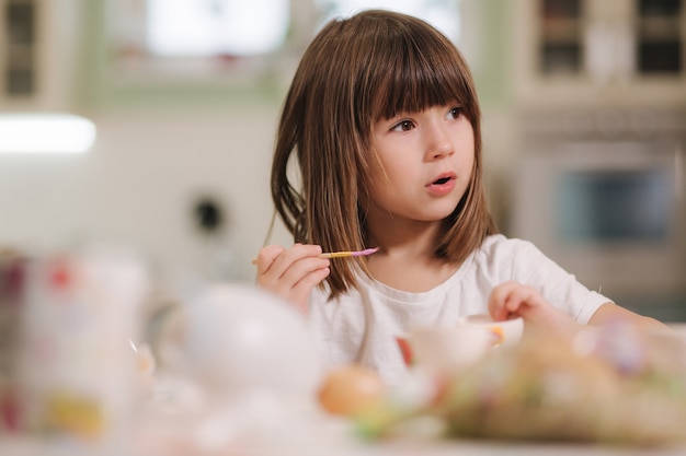 Adorable Petite Fille Lors De L'impression D'oeufs De Pâques à La Maison Belle Fille Se Préparant Pour Pâques