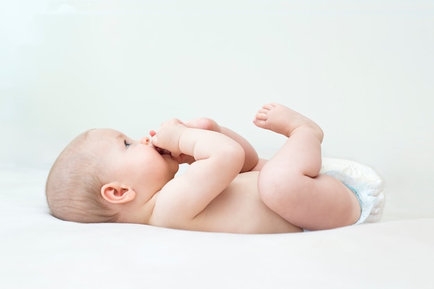 Adorable petite fille mignonne allongée sur le lit