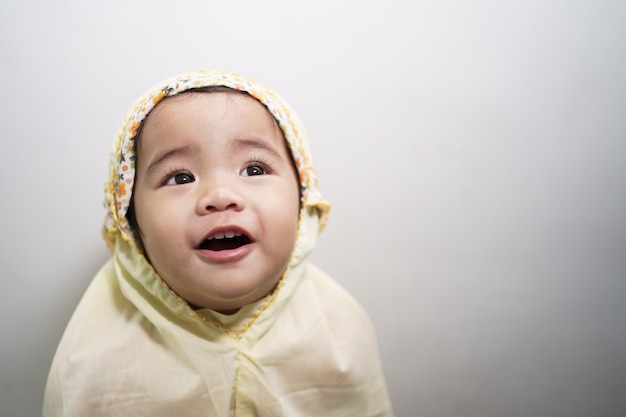 Adorable petite fille mignonne portant un foulard musulman hijab souriant