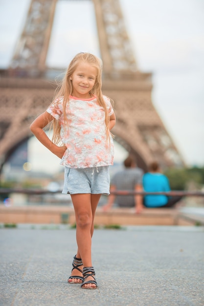 Adorable petite fille à Paris