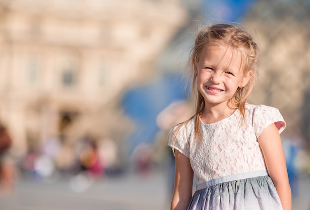 Adorable petite fille pendant les vacances d'été à Paris