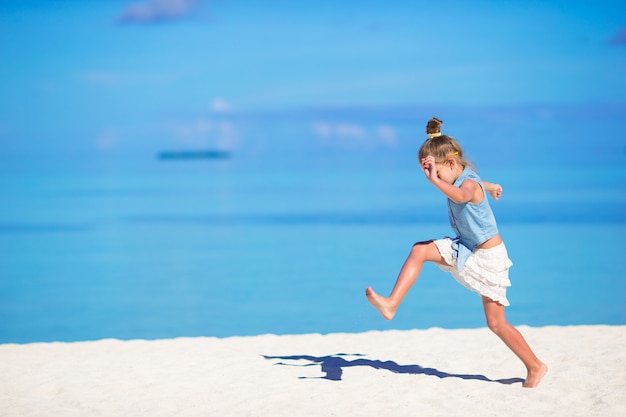 Adorable petite fille pendant les vacances à la plage, s'amusant