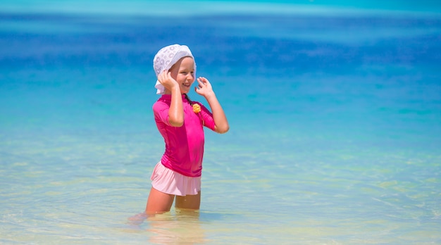 Adorable petite fille à la plage pendant les vacances d&#39;été