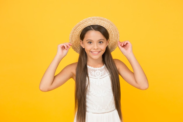 Adorable petite fille portant un chapeau élégant Passez des vacances d'été amusantes Visite d'été Concept de loisirs et de divertissement Bonheur d'été Ambiance de vacances Visite tropicale Vente et remise Marchandises pour les enfants