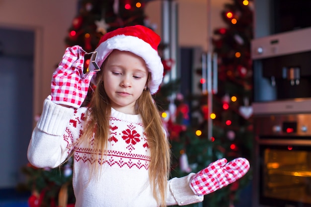 Adorable petite fille, préparez des biscuits de pain d'épice pour Noël