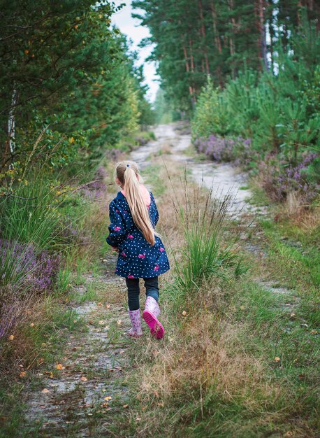 Adorable petite fille en randonnée dans la forêt