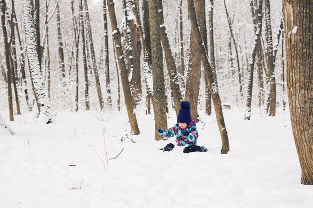 Adorable petite fille s'amusant le jour d'hiver.