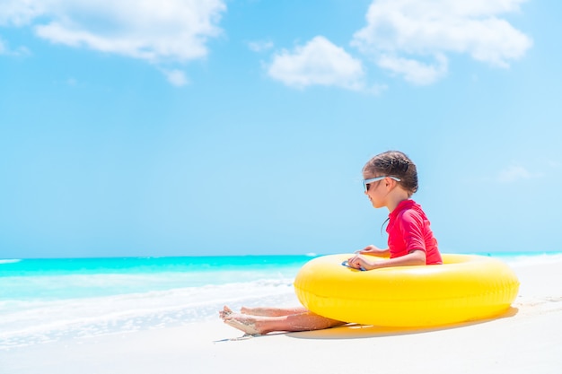 Adorable petite fille s'amuse sur la plage