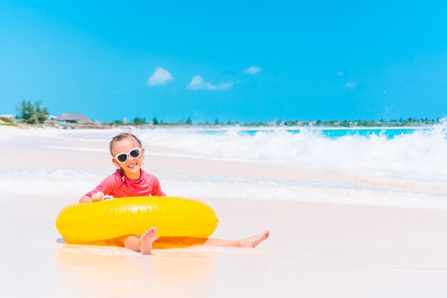 Adorable petite fille s'amuser à la plage tropicale pendant les vacances