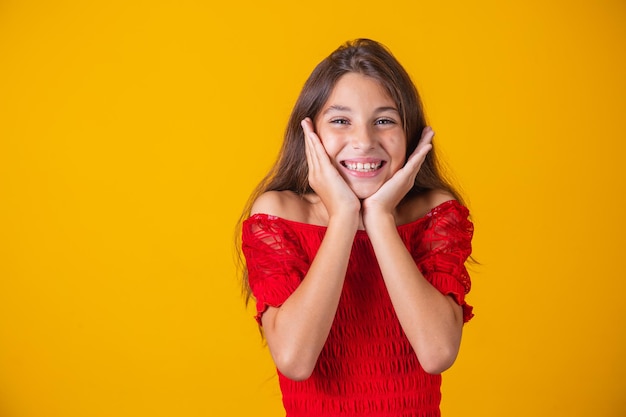 Adorable petite fille souriante sur fond jaune