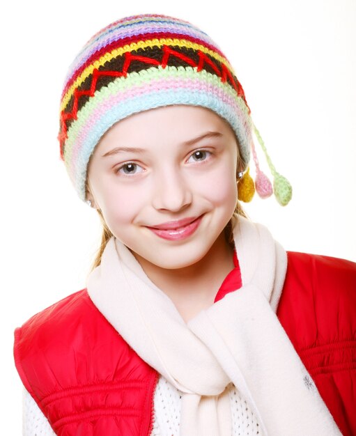 Adorable petite fille avec des vêtements pour l'hiver