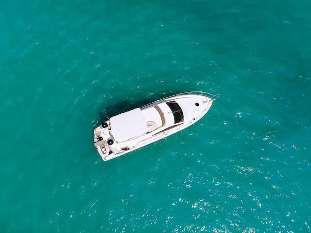 Adorable Photo Aérienne Vue De Dessus D'un Immense Yach à Deux étages Naviguant à Travers La Mer D'un Bleu Profond