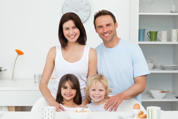 Adorables Enfants Posant Avec Leurs Parents Dans La Cuisine