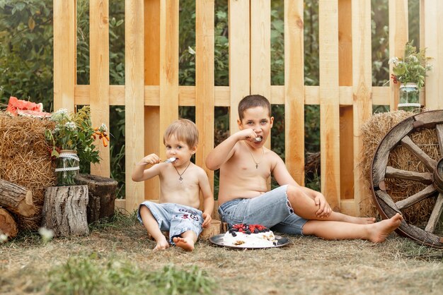 Adorables frères campant dans la nature enfants se reposant ensemble