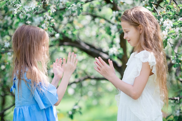 Adorables Petites Filles Dans Le Jardin Fleuri Du Pommier Le Jour Du Printemps