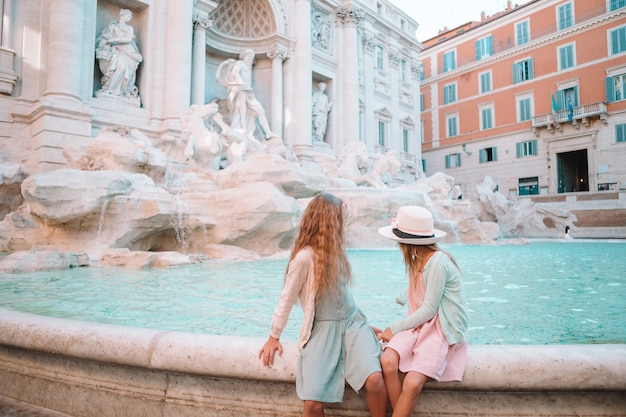 Adorables petites filles près de la fontaine de Trevi à Rome.