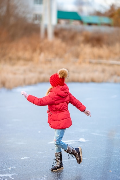 Adorables petites filles qui patinent sur la patinoire