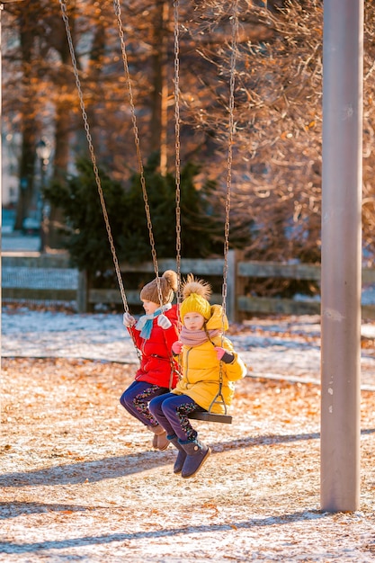 Adorables petites filles s'amusant à Central Park à New York