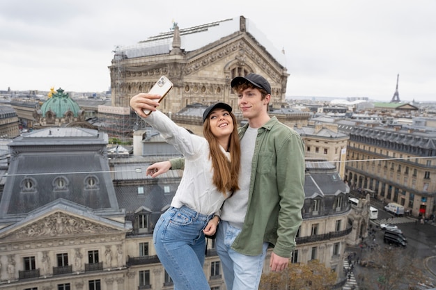 Ados à plan moyen prenant un selfie