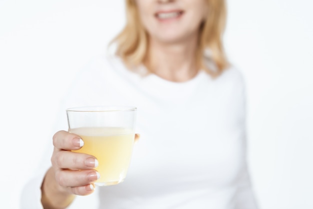 Adulte femme tenant des médicaments et regarde dans la caméra.