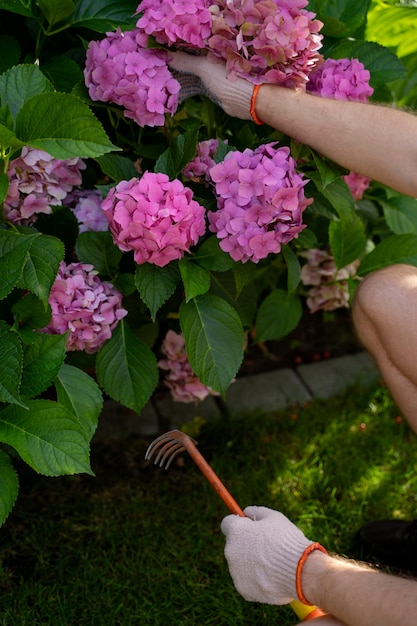 Adulte grand angle prenant soin des fleurs
