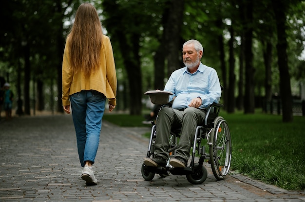 Un adulte handicapé en fauteuil roulant demande l'aumône