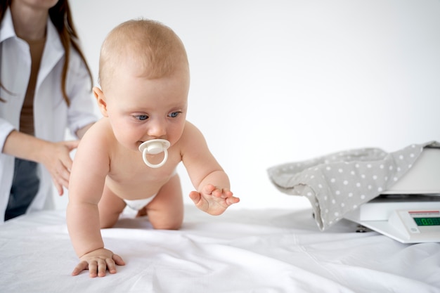 Photo adulte prenant soin du poids du bébé