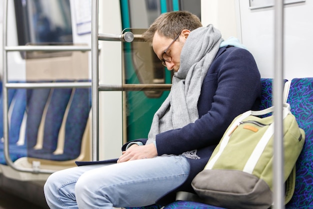 Photo un adulte qui fait une sieste dans le train.