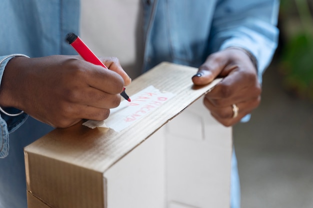 Photo adulte réutilisant des objets de manière créative