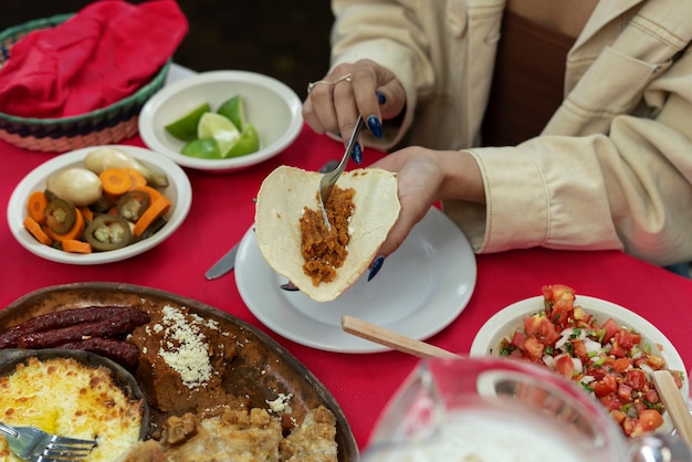 Adultes appréciant la nourriture mexicaine