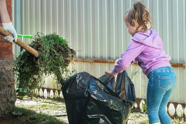 adultes et enfants font ensemble les tâches ménagères