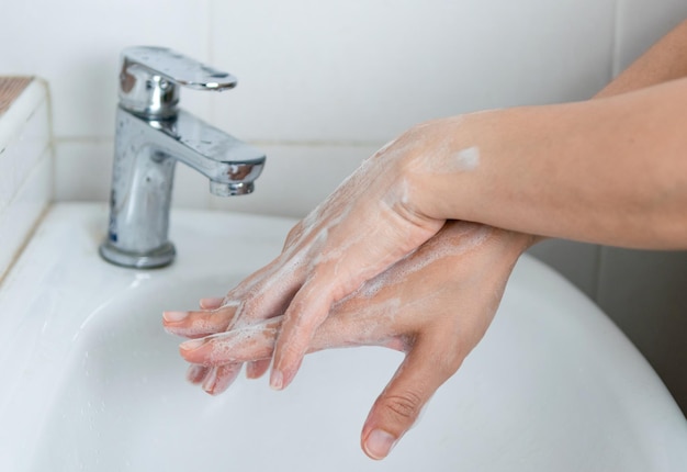 Les adultes se lavent les mains avec du savon pour les mains pour prévenir les infections et les virus