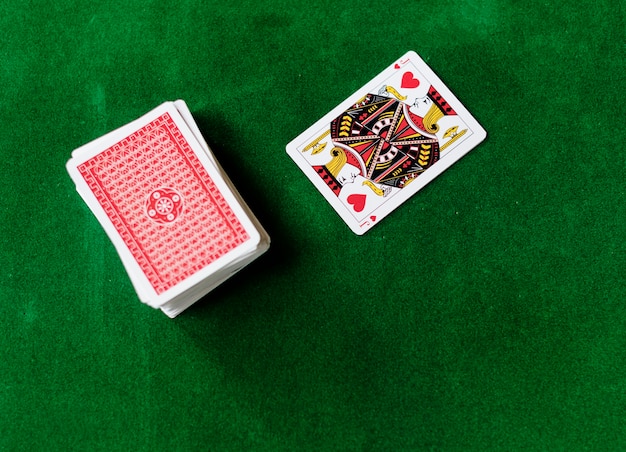 Adultes socialisant et jouant aux cartes