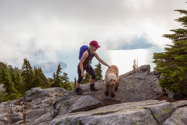 Adventurous Girl fait de la randonnée avec un chien au sommet de Mountain Canada BC