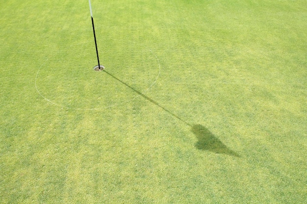 Photo aération du noyau de gazon sur le golf vert
